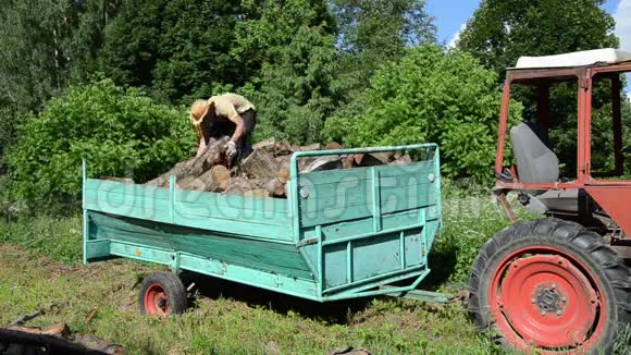 男人卸下木材拖车视频的预览图