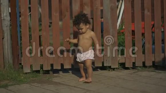 快乐的非裔美国宝宝第一步视频的预览图