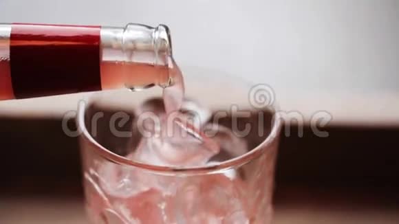 从瓶子到玻璃用冰块倒入柠檬视频的预览图