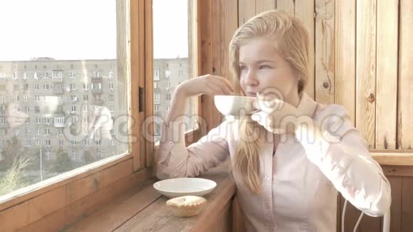 一个年轻漂亮的女人喝茶视频的预览图