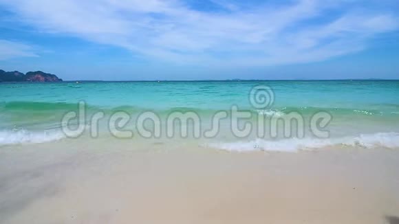 蓝天碧海的白色沙滩视频的预览图