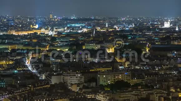 在埃菲尔铁塔顶部拍摄的巴黎城和塞纳河的空中夜景视频的预览图