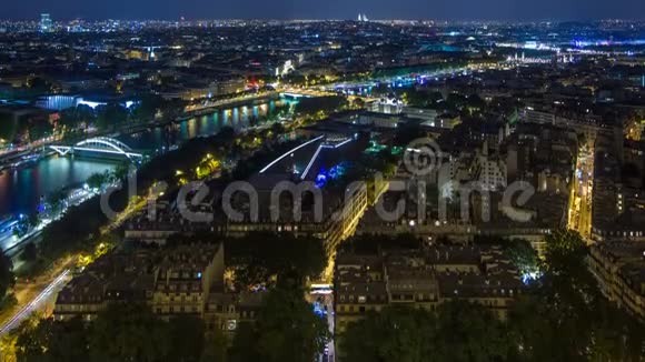 在埃菲尔铁塔顶部拍摄的巴黎城和塞纳河的空中夜景视频的预览图