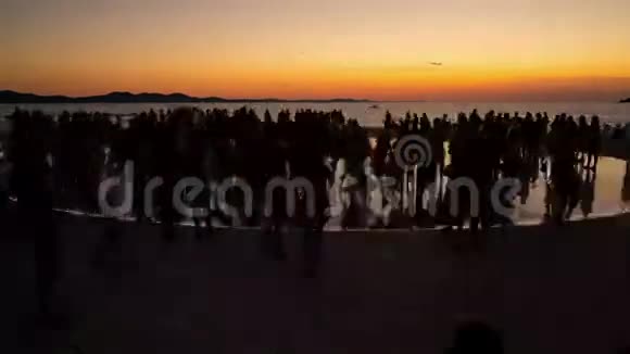 人们在五彩缤纷的夕阳下剪影视频的预览图