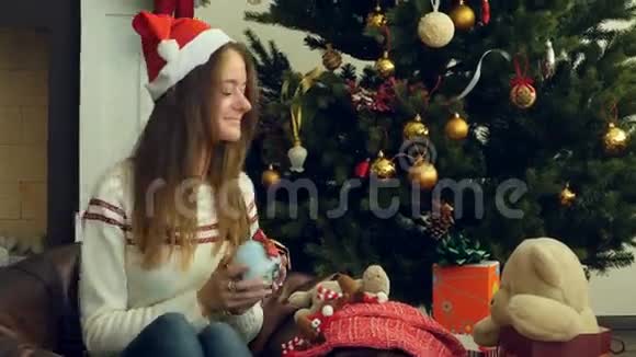 年轻漂亮的女孩包着圣诞礼物视频的预览图