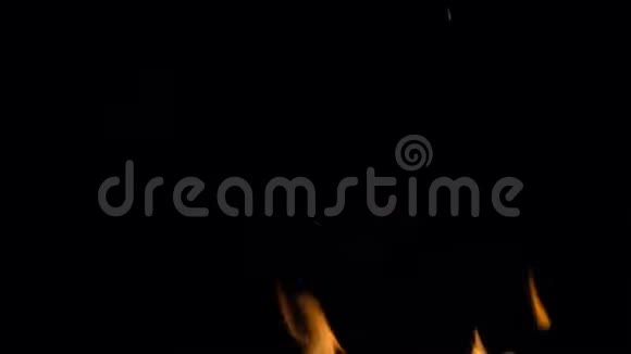 在黑色背景上燃烧火焰4K视频的预览图