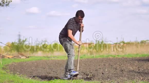 农夫挖地旧脏铲干地视频慢动作视频的预览图
