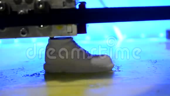 在3D打印机上创建鞋的形状视频的预览图