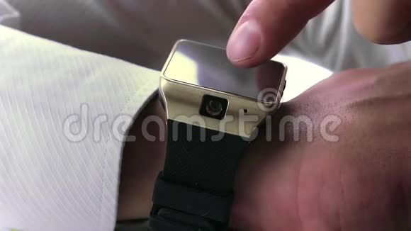 使用智能手表的人用手指视频的预览图