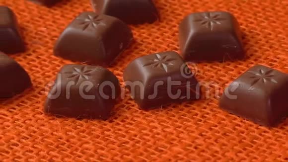 橙色背景下的巧克力糖果视频的预览图