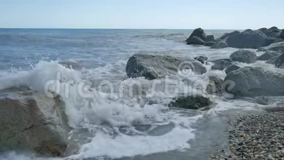 海水浴场风暴山石强烈的自然波浪水景观慢视频视频的预览图