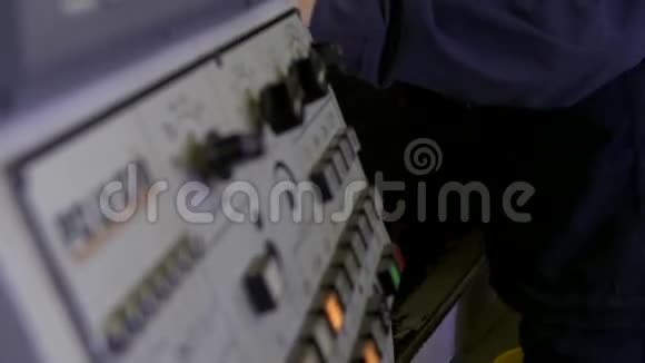 金属工人操作数控机床视频的预览图