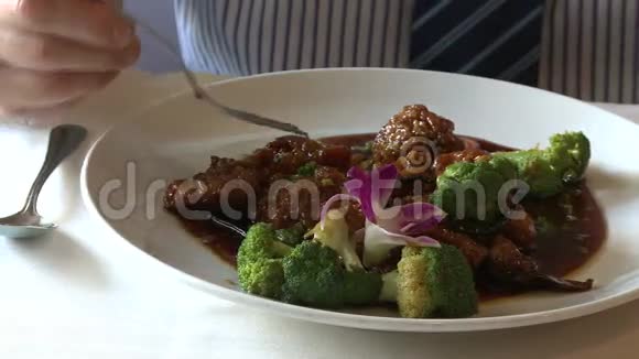 男人吃牛肉和西兰花菜视频的预览图
