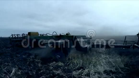 拖拉机在黄昏的农业田视频的预览图