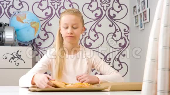 饥饿的女孩吃美味的披萨视频的预览图