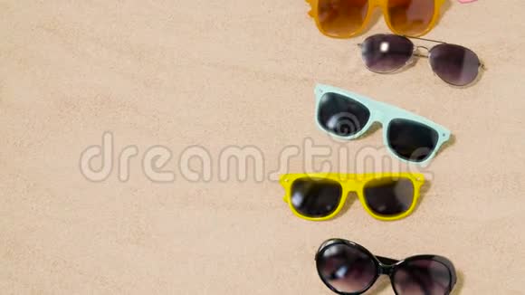 海滩沙滩上的各种太阳镜视频的预览图