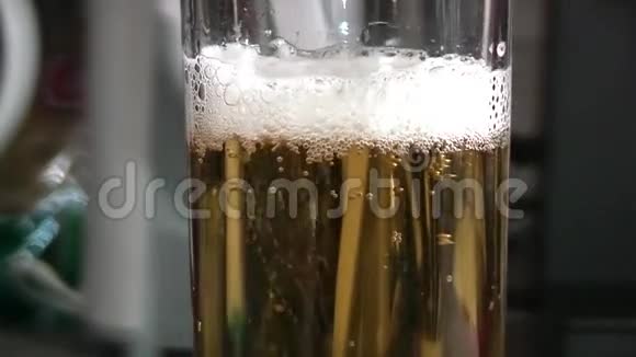 把淡啤酒倒入玻璃杯中视频的预览图