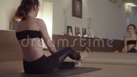 做瑜伽练习的年轻女子向前弯曲视频的预览图