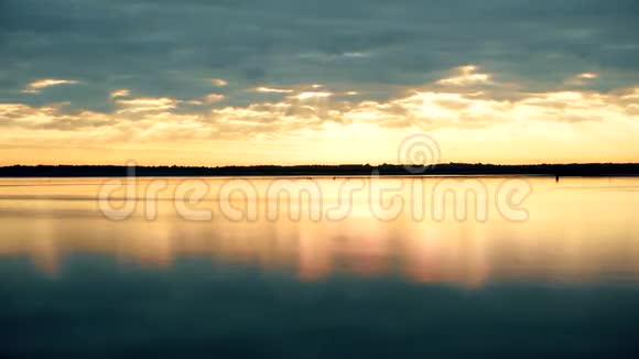 黎明时分灿烂的云彩在水面上消失视频的预览图