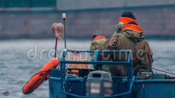 涅瓦河商业渔船视频的预览图