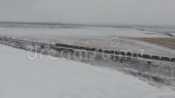 冬季铁路上的货运火车汽油油箱空中射击视频的预览图