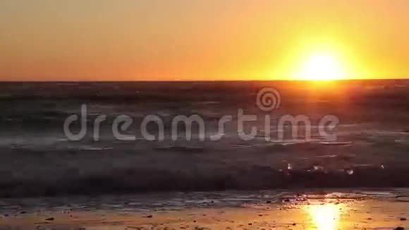 在俄勒冈州的海洋金沙滩上夕阳西下视频的预览图