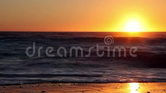 俄勒冈州海滨金色沙滩上的金色夕阳视频的预览图