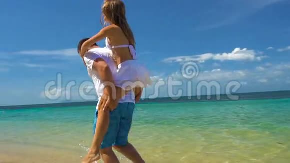 浪漫的情侣在海滩上玩得开心视频的预览图