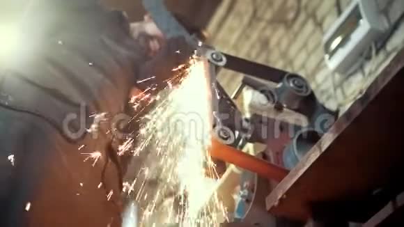 带有火花的研磨金属工具锻造车间慢速视频的预览图