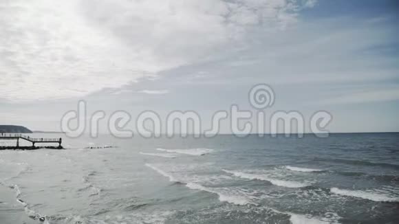 波罗的海海浪码头和海滩的海滨小镇视频的预览图