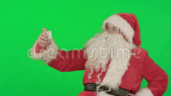 圣诞老人自拍手里拿着大礼物视频的预览图