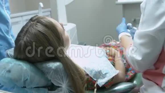医生牙医检查的漂亮女孩视频的预览图
