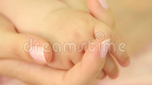 母亲紧握新生婴儿的手视频的预览图