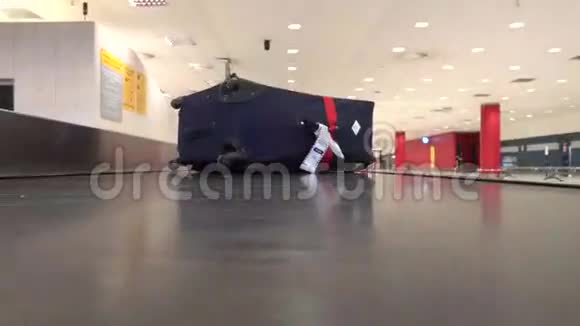 机场传送带上丢失的手提箱视频的预览图