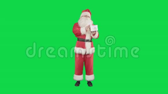 圣诞老人在绿色屏幕上携带礼物视频的预览图