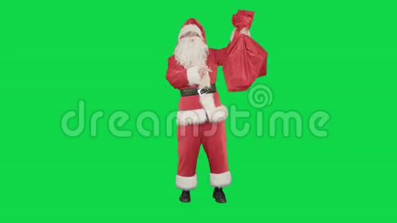 圣诞老人带着一袋礼物在绿茵上跳舞视频的预览图