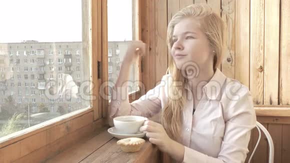 一个年轻漂亮的女人喝茶视频的预览图