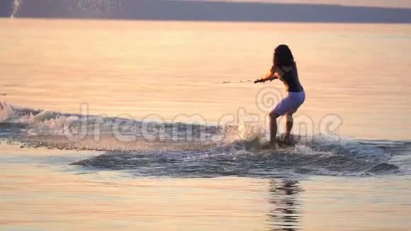 慢动作女子从事唤醒运动她在一条大河光滑的水面上翻滚视频的预览图