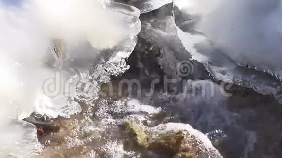 冰下的山溪视频的预览图