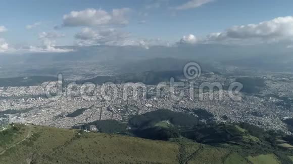 城市和山脉的景色视频的预览图