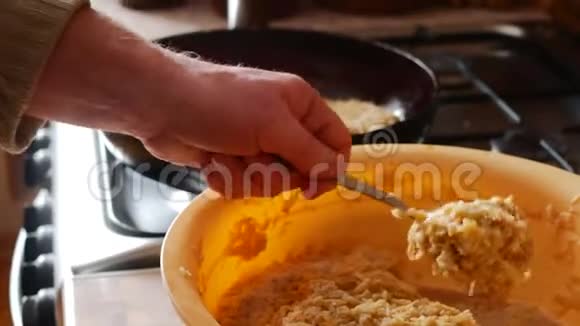 在煎锅里煮金黄脆脆的土豆煎饼视频的预览图