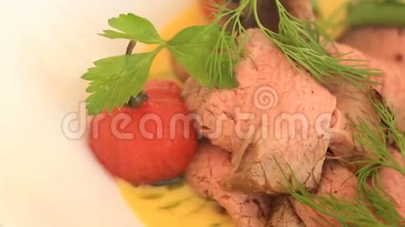 美食餐厅的一道菜特写镜头吃蔬菜猪肉海滨餐厅视频的预览图