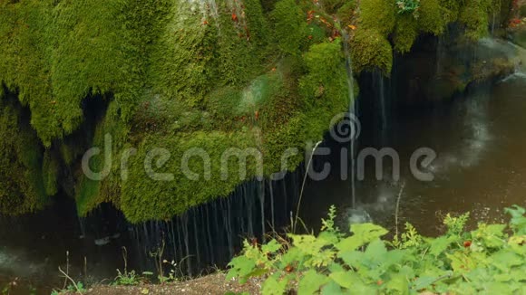 罗马尼亚独特的大瀑布静态低角镜头视频的预览图
