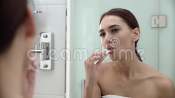 牙科保健女人在浴室里刷牙视频的预览图