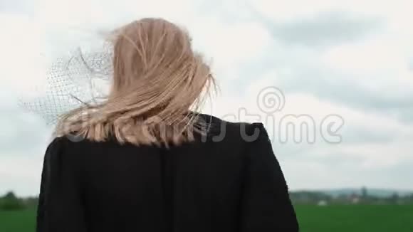 穿着黑色衣服的女孩在田野旁视频的预览图