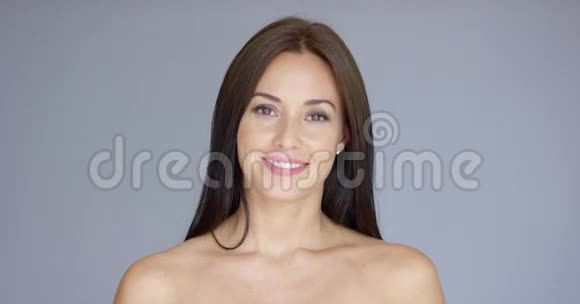 一个笑容可掬的女人视频的预览图