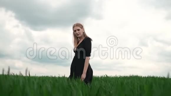 穿着黑色衣服的女孩在田野旁视频的预览图