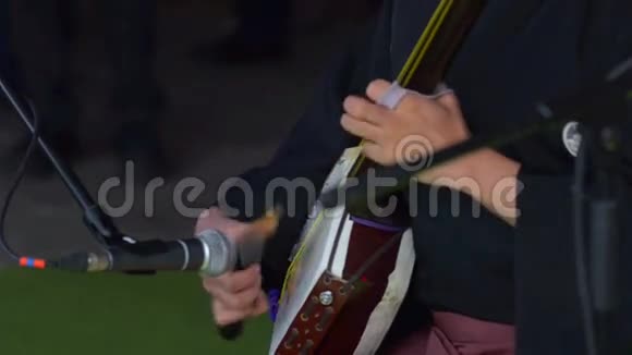 日本艺术家演奏传统的三面琴乐器视频的预览图