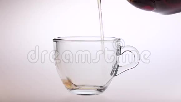 茶从茶壶倒入小玻璃杯视频的预览图