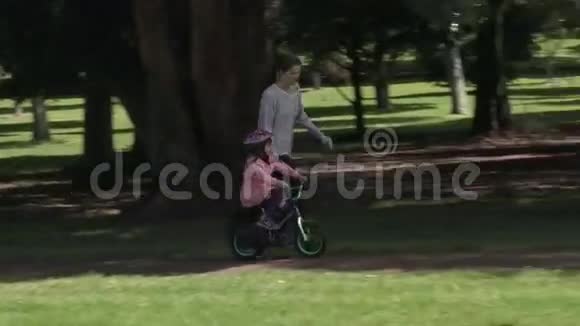 家长教孩子如何在没有稳定器的情况下骑自行车视频的预览图